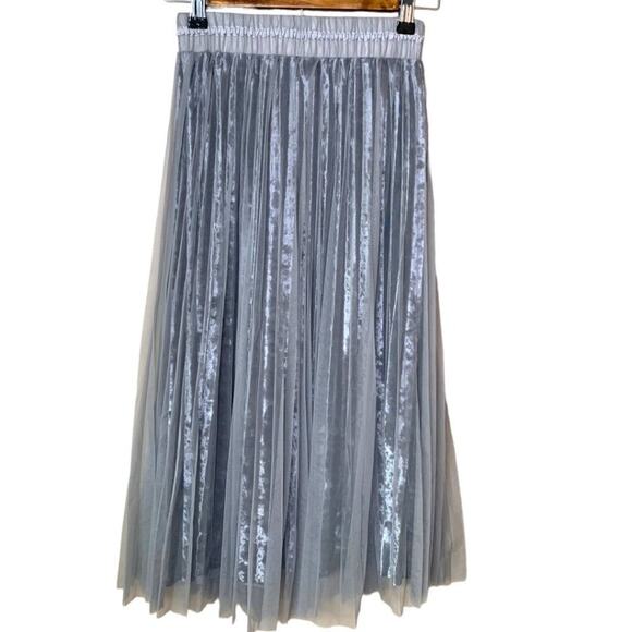 Anthro Raga Skirt NWT Women's Sz Small Velvet Breeze Silver Pleated Layered - Picture 2 of 6